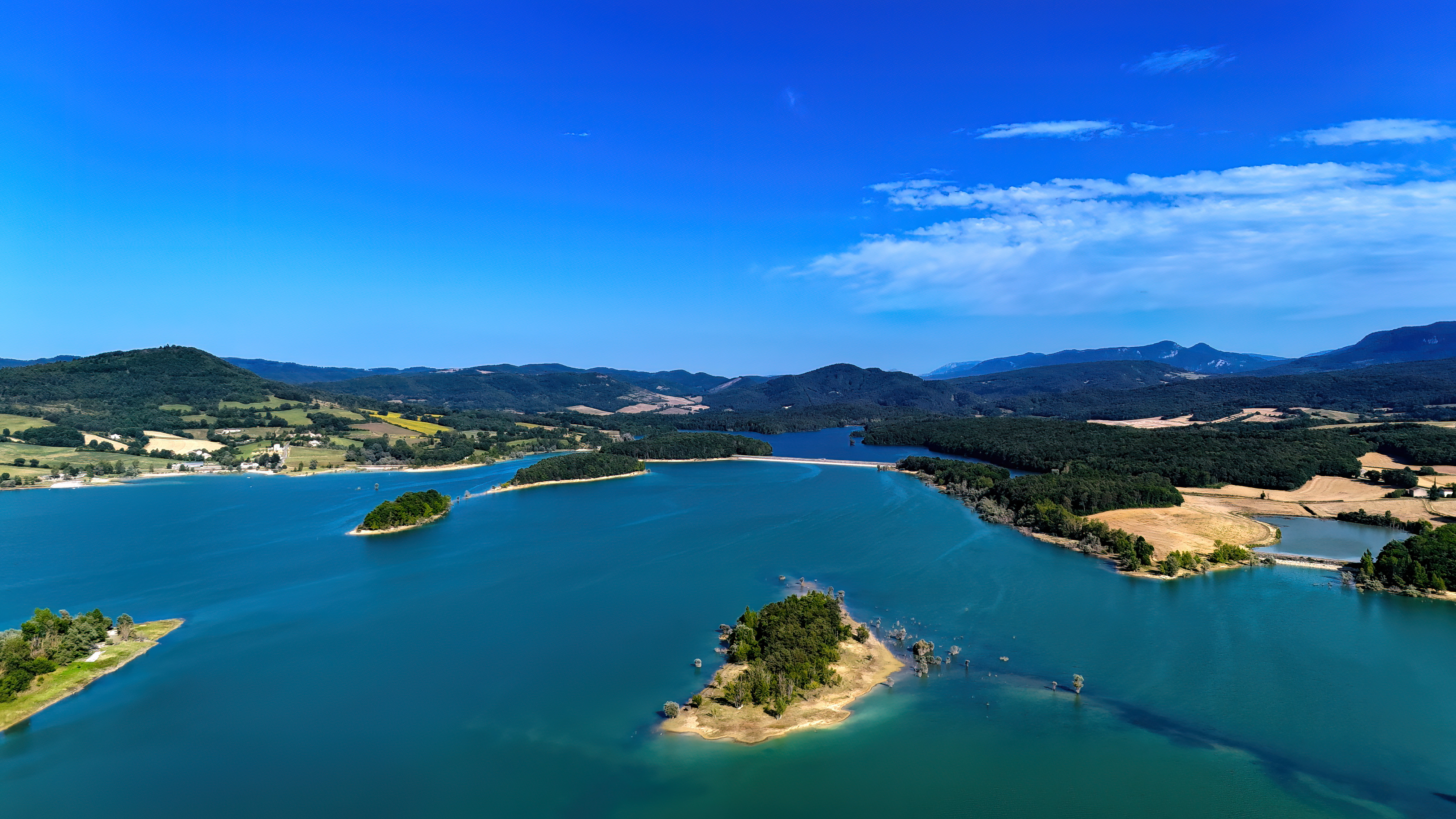 La digue et la mosaïque d'îles ጠ Lac de Montbel côté barrage